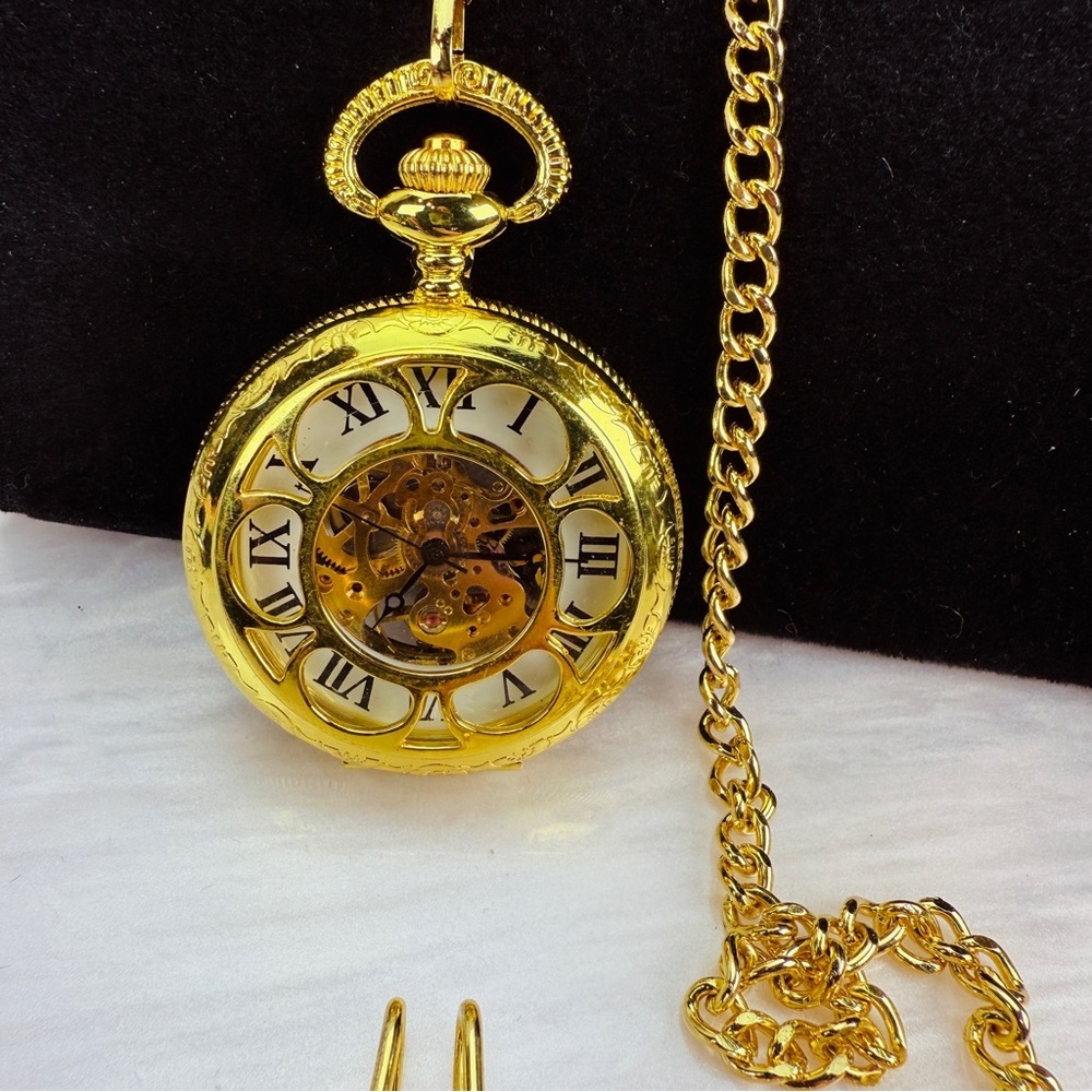 Goldtone Sprockets Mechanical Working Pocket Watch w/ Roman Numerals with Chain